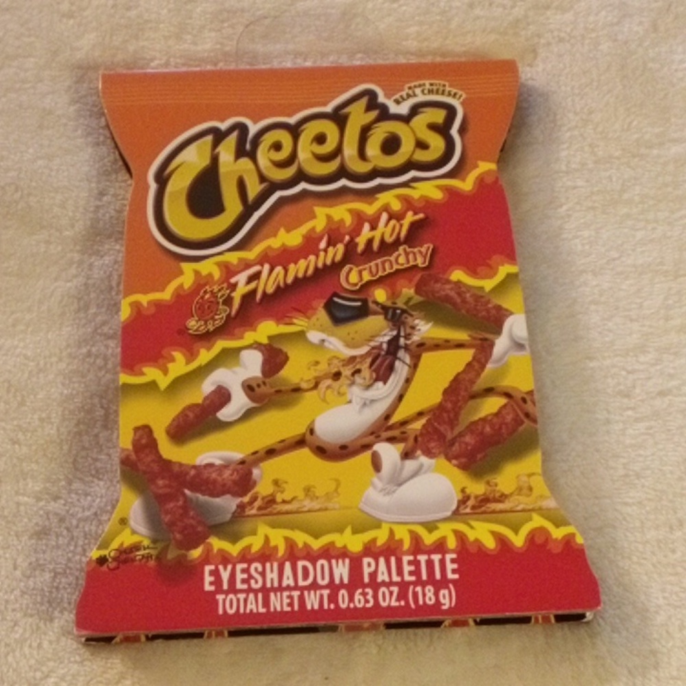 FLAMIN HOT CRUNCHY CHEETOS EYE PALETTE